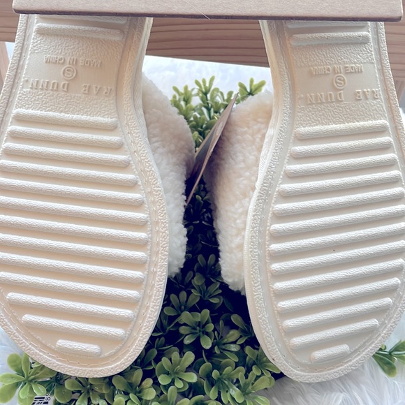 Rae Dunn Slippers Kisses - Picture 4 of 6